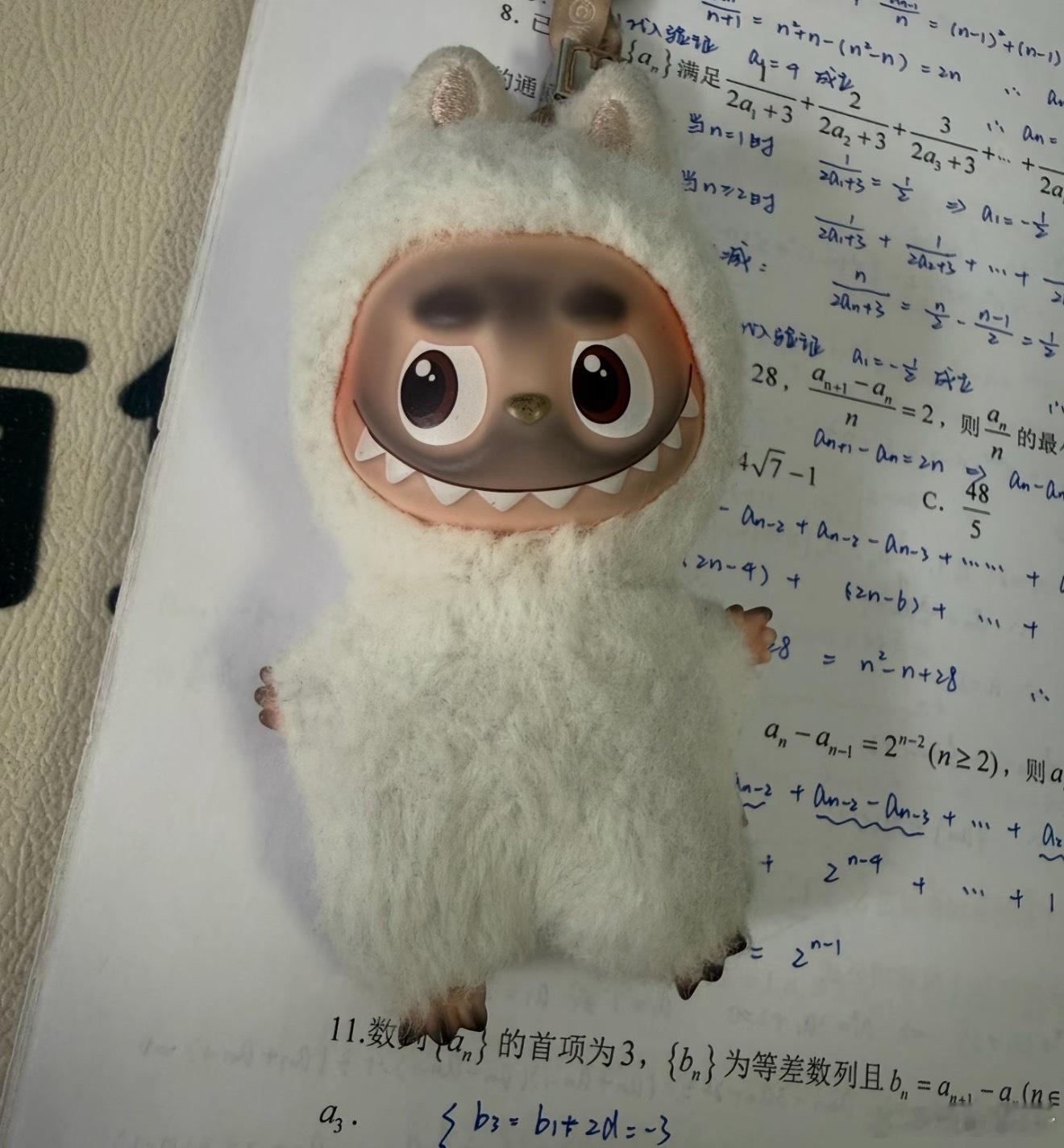 感觉labubu小脸黑黑的还挺可爱但这个labubu怎么胳膊和腿这么短呢？ 