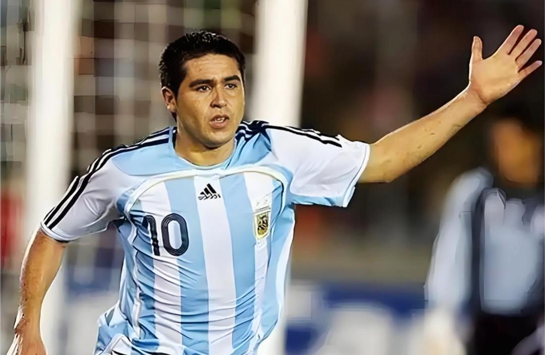 现在年轻球迷确实容易忽略那些过去的传奇球星。里克尔梅，绝对是阿根廷足球的古典型大