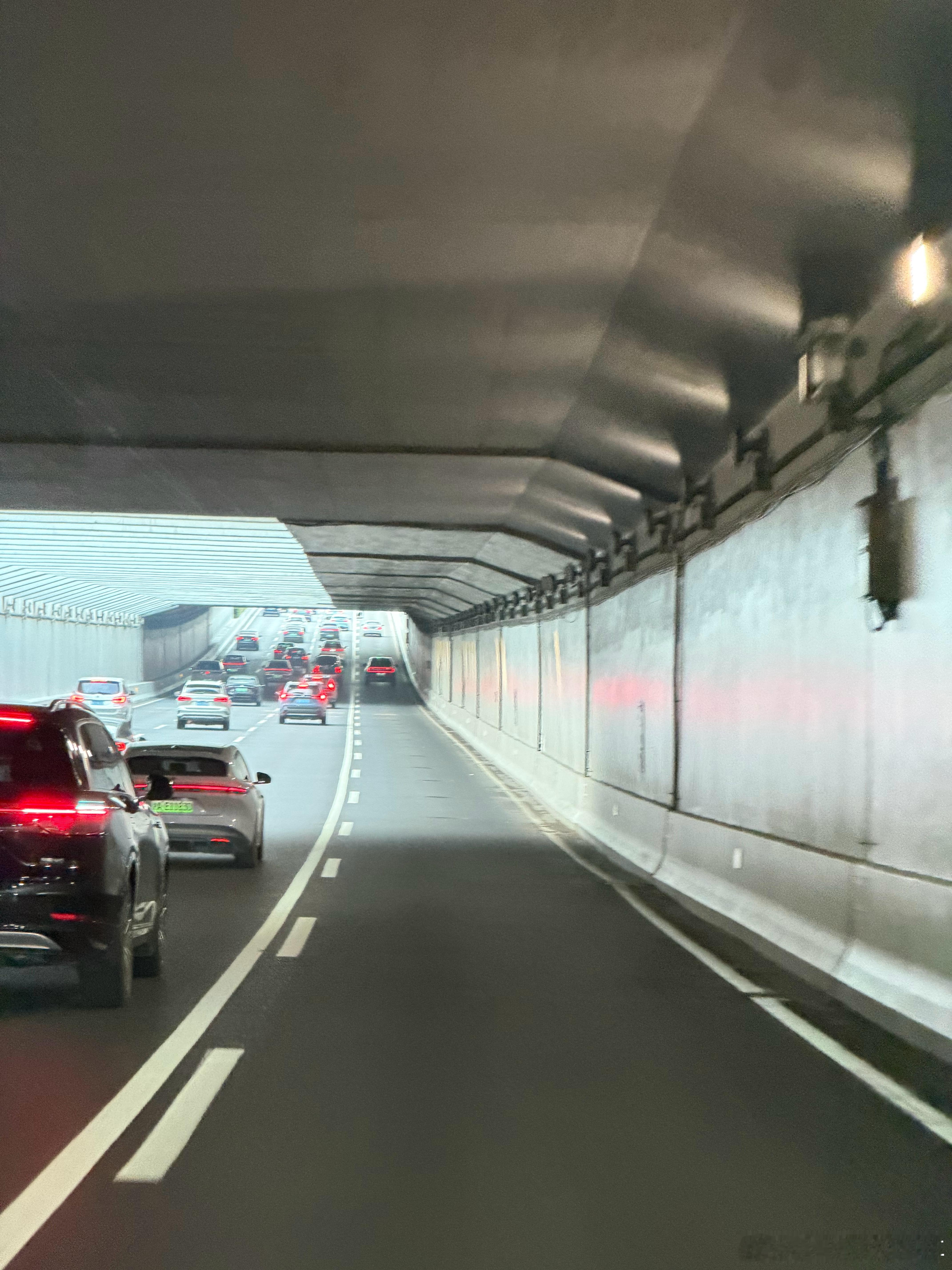 在上海开车，这样的路段你顶着油门开就是了，基本是碰不到实线变道头铁的人