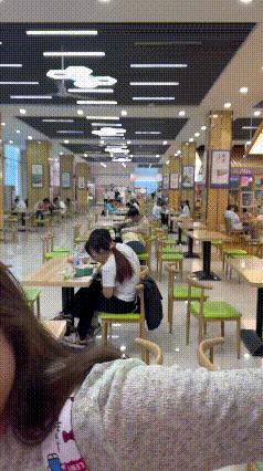 大学校园食堂是吃饭的地方！
视频里显示，小情侣在这么多同学吃饭时候，这是在干什么