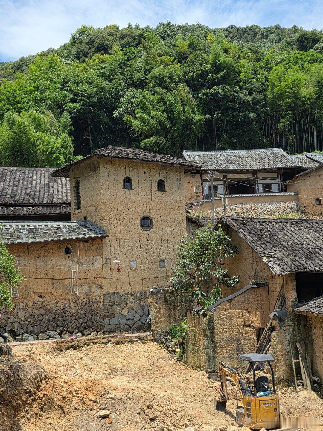 福建福安廉岭村，因一个微笑的碉楼而网红。 福安