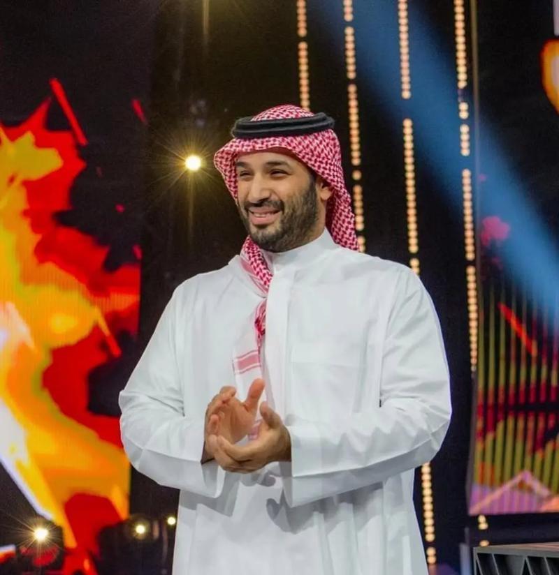 沙特这波操作太精明，

25艘超大型油轮突然集体改道，连霍尔木兹海峡都不进了，一