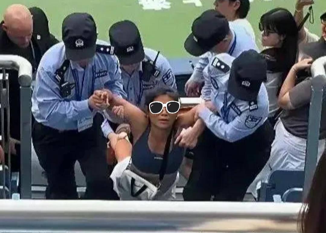 全场怒喊“滚出去”！上海大师赛再爆闹剧：女子喊出辱华词，被带离时全场鼓掌
 
“