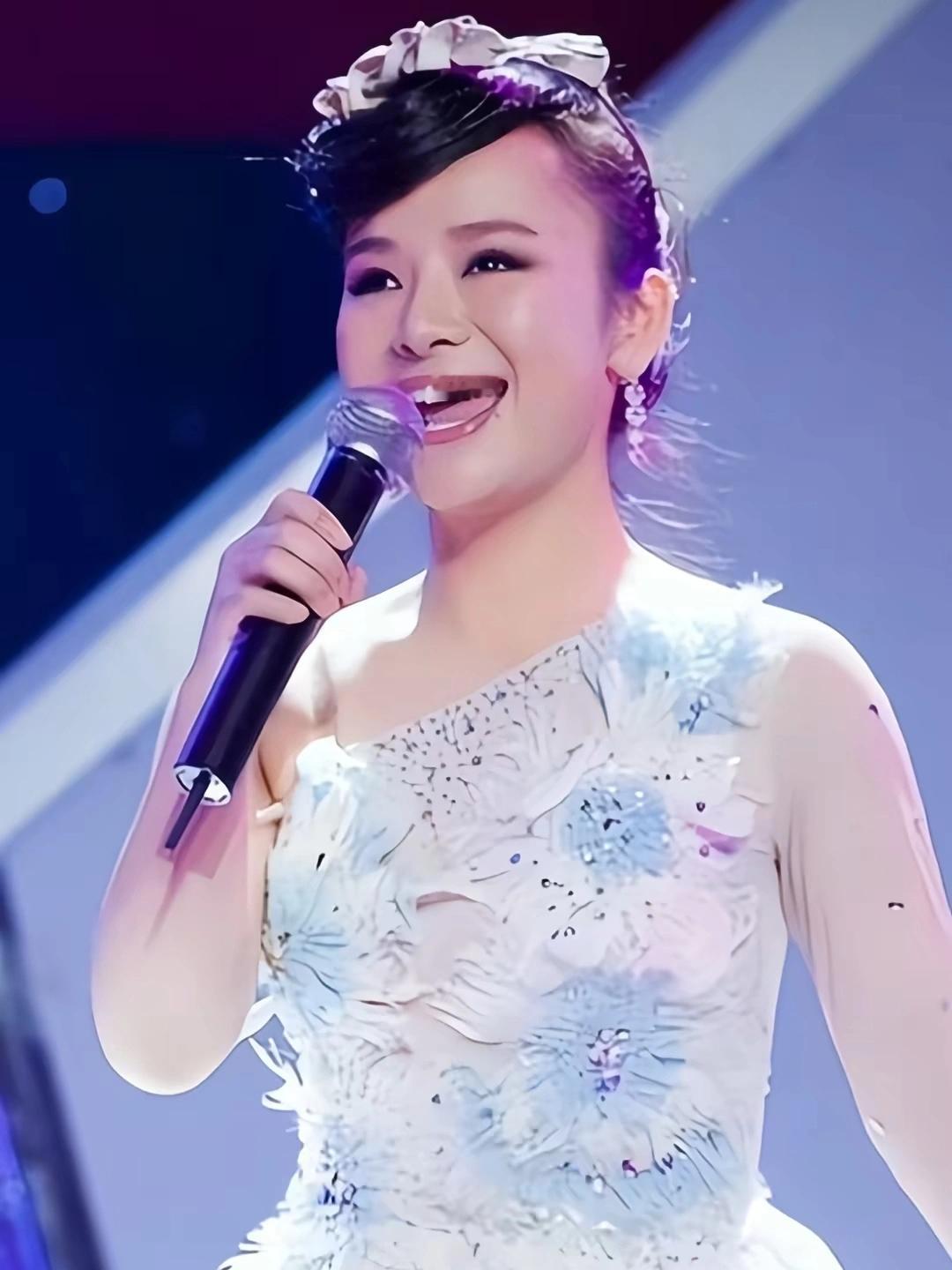 2016年，24岁刚获《星光大道》冠军的盲人刘赛发微博说想吃蛋黄派，远在河南的赵