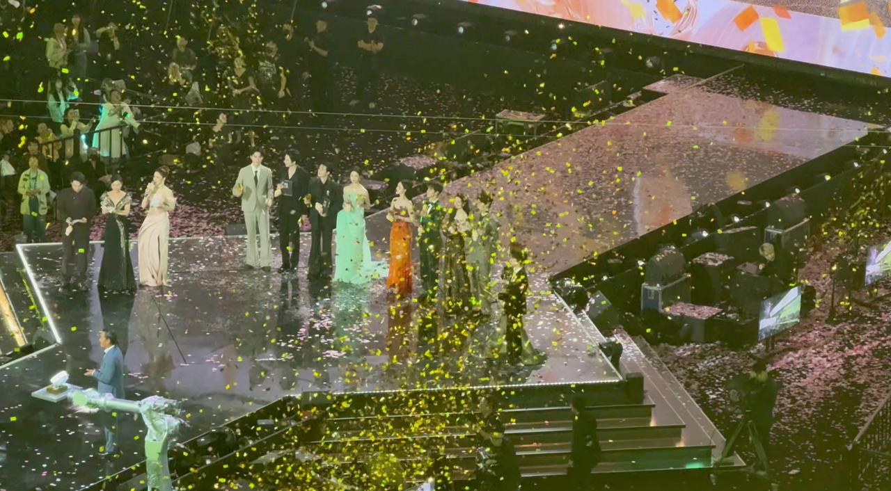 彩带落在一瞬间
这次星光大赏为你应援很开心
以后一直陪你走
摩登兄弟刘宇宁星光大