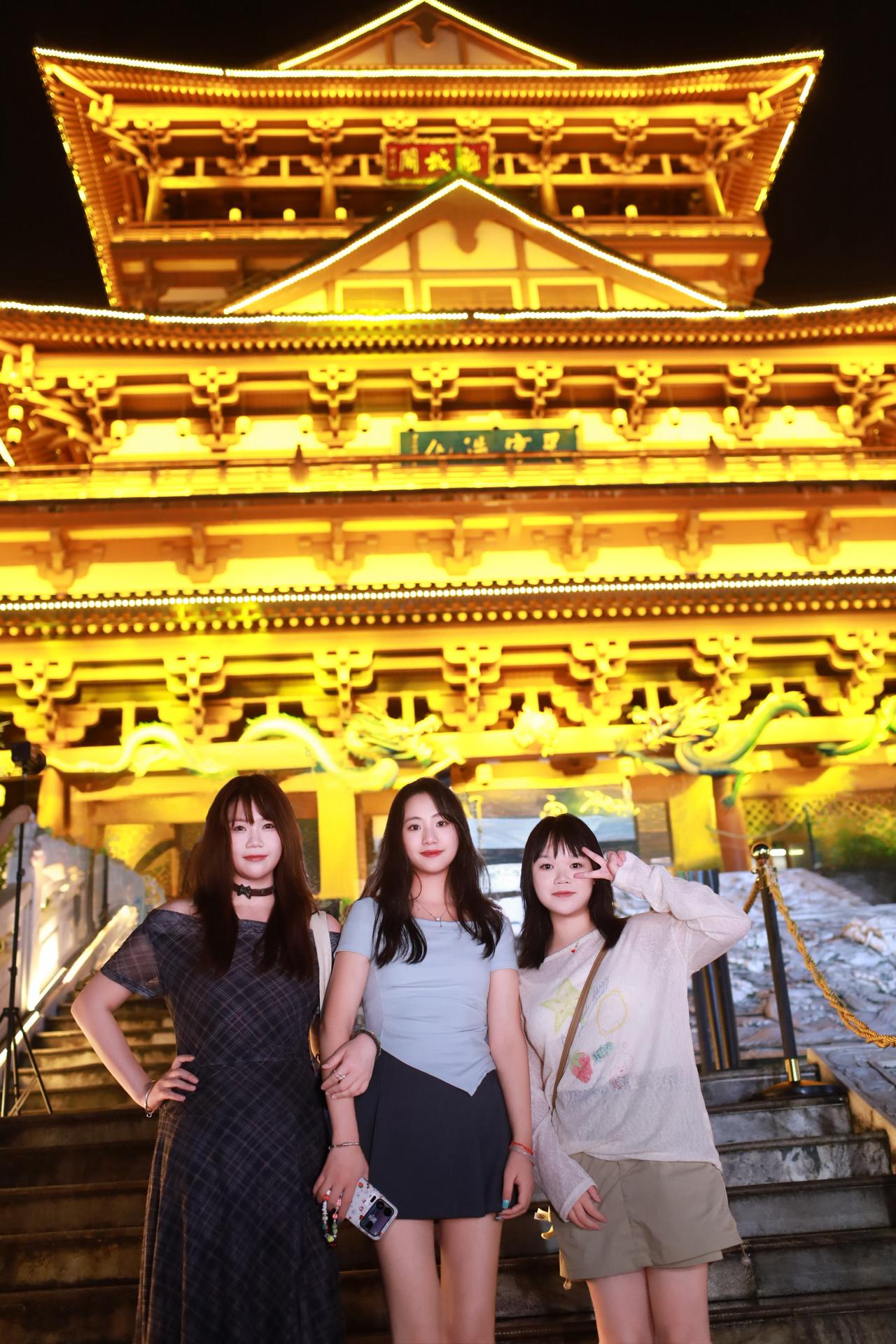 三个小姐姐，打卡照喜欢夜景的人 文化城夜游 天下第一城夜景 城市古今交融