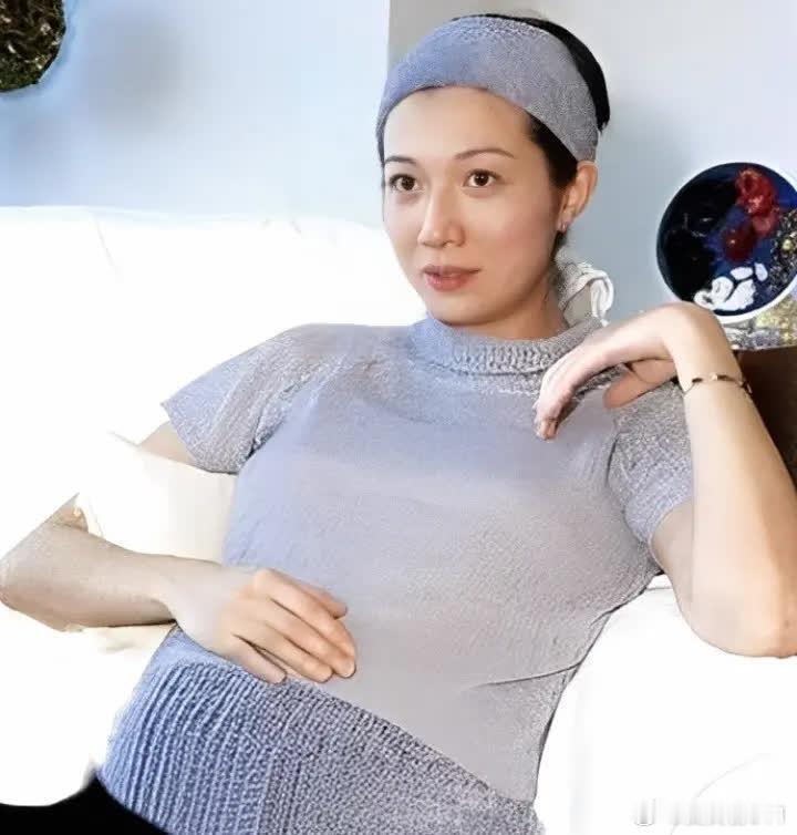 1999年，吴绮莉挺着六个月的孕肚公然站在媒体面前，宣布自己怀了成龙的孩子。一时