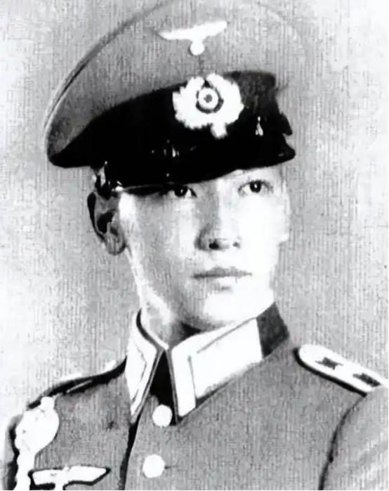 1942年，蒋纬国看到一位美丽的少女，上前和她搭讪：“小姐，报纸能借我看一下吗？