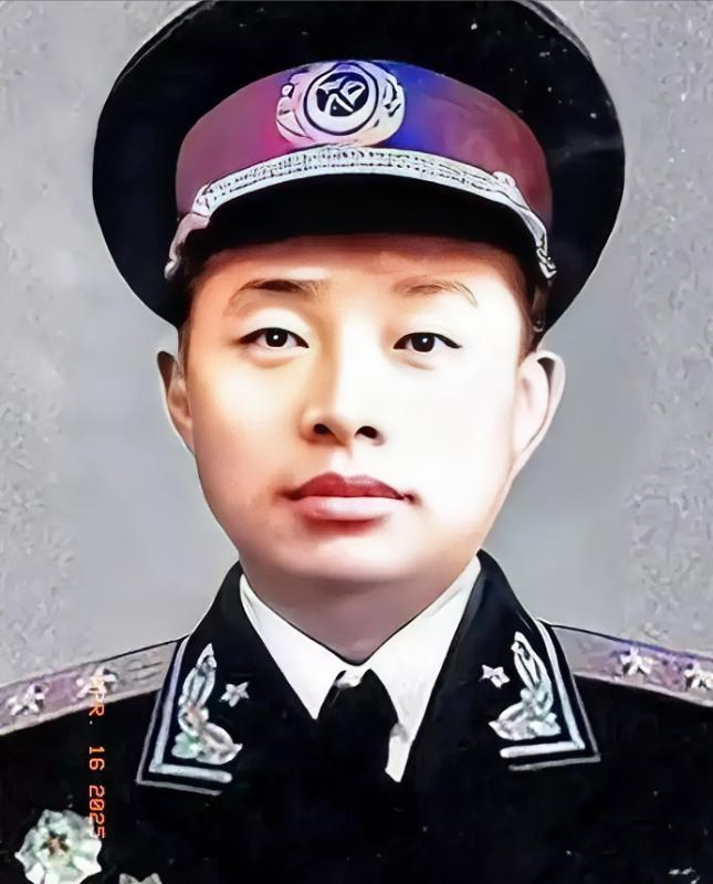 1955年，授衔台上，一张年轻稚嫩的面庞，却肩扛中将军衔，着实令人惊叹，不禁让人