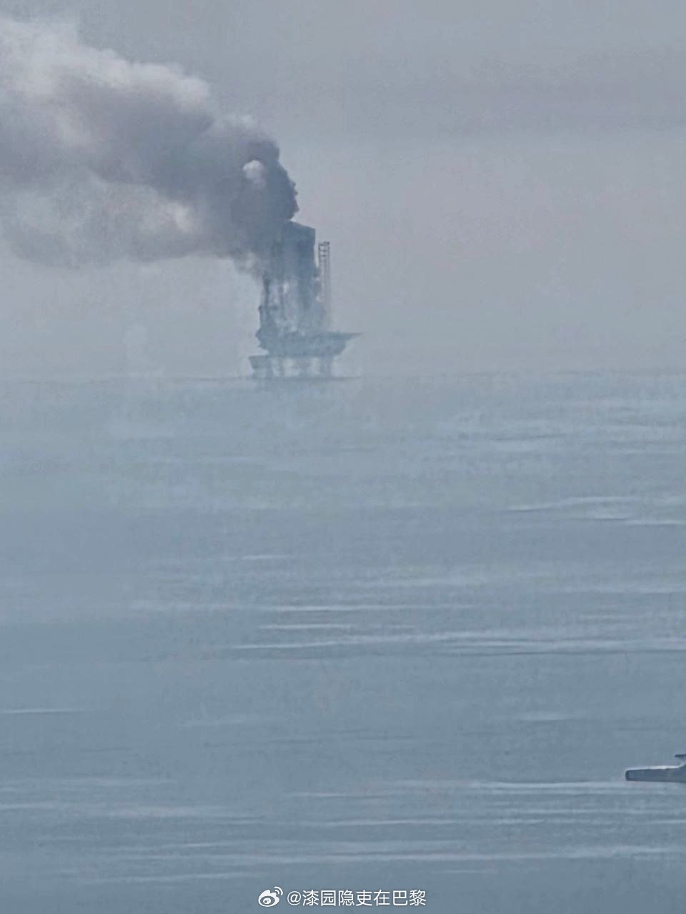 海外新鲜事 伊朗方面消息称，波斯湾一座阿联酋石油平台已成为伊朗无人机的打击目标。