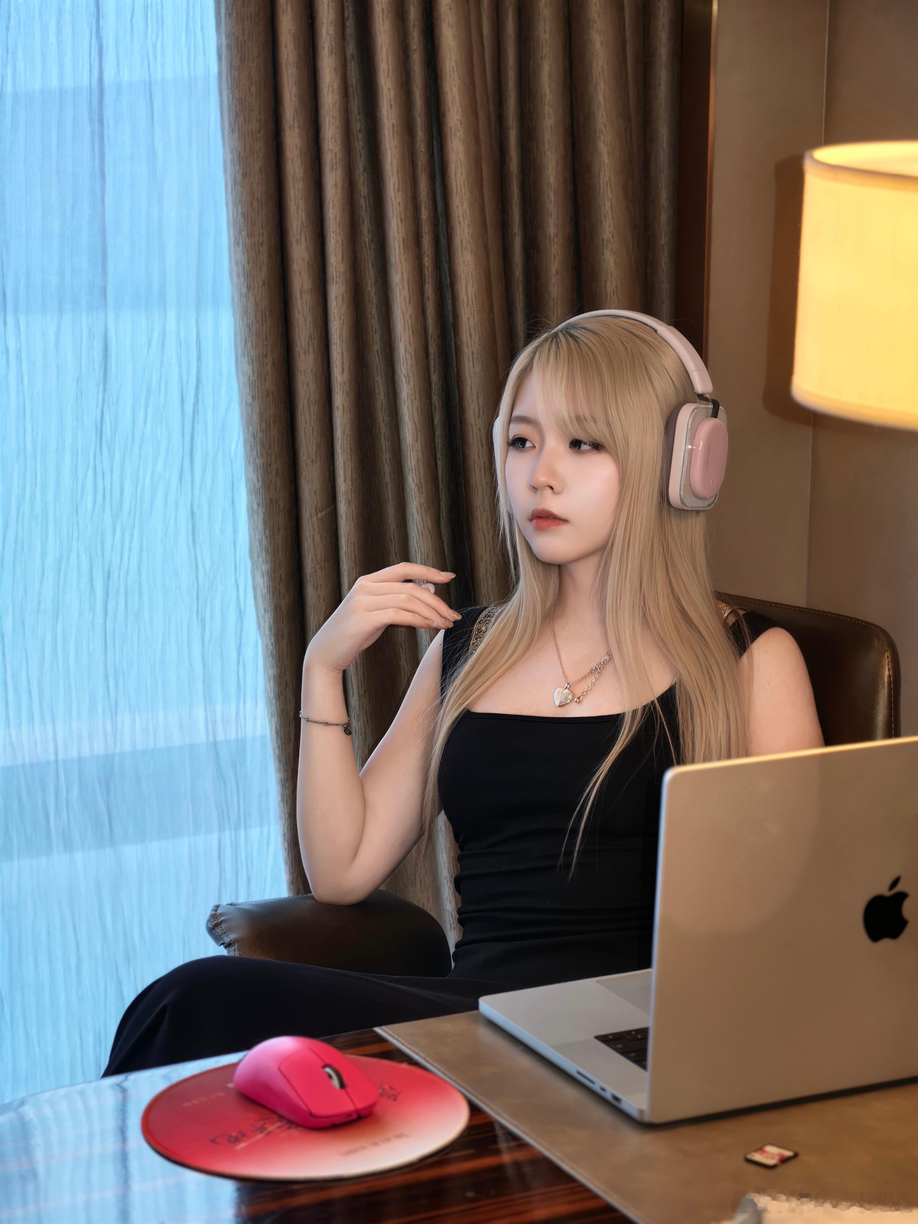 上午好啊！装一下～叫我王总王总已顺利回家，接下来主线任务就是布置拍摄间了……咱就