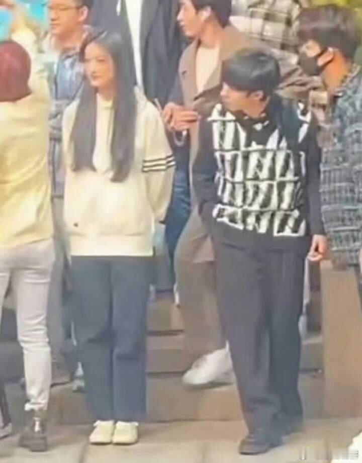 贺峻霖 集美劝删，贺峻霖的颜值比较偏高级一点，看过很多姐妹的评论都是说贺峻霖的鼻