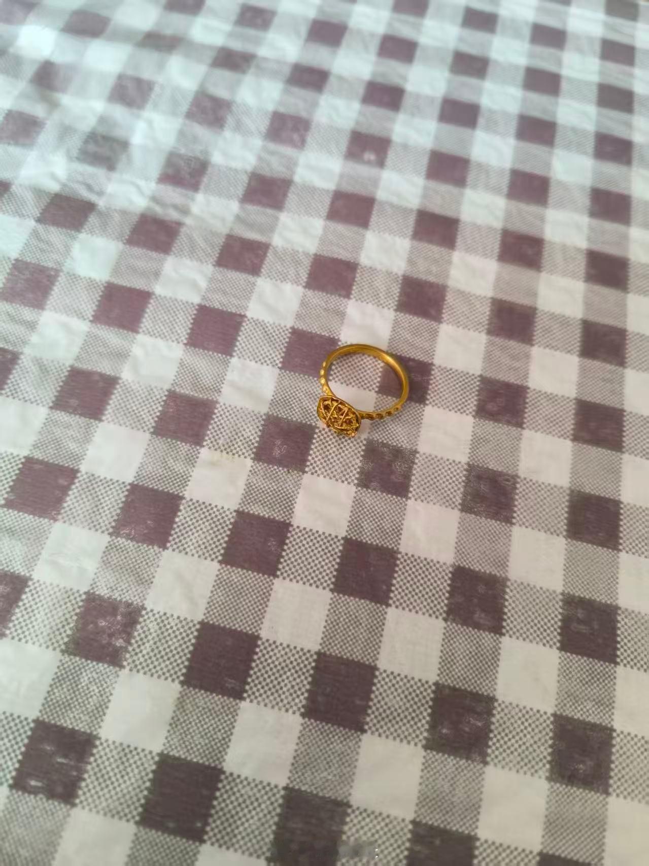 58岁结婚后她给自己买了戒指 