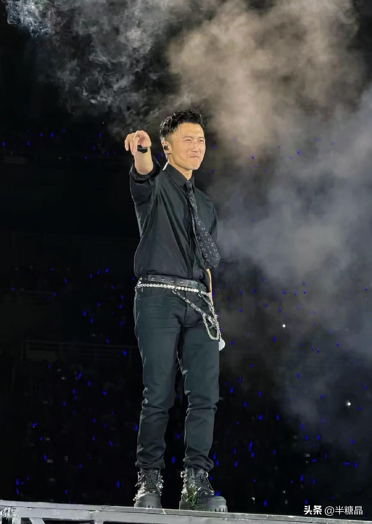 一身黑色衣服
0️⃣位嘉宾
全程没休息
Nich还是牛的
全程没歇着，
完全是自