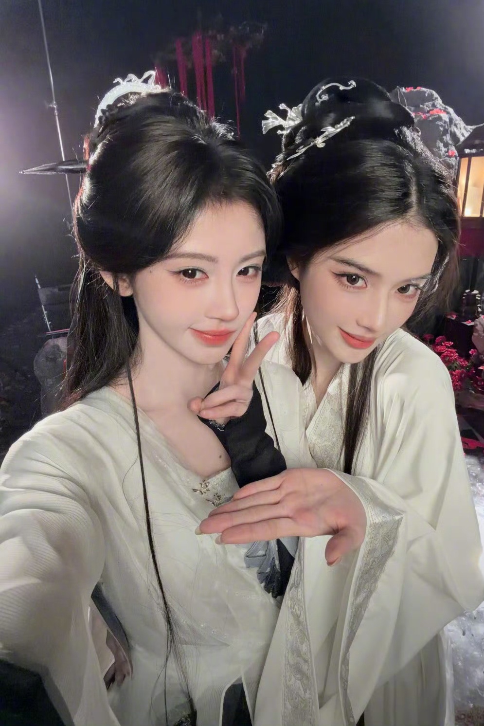 鞠婧祎 ✘ 何丹彤，女明星和女网红同框，乍一看还真像对撞脸姐妹花