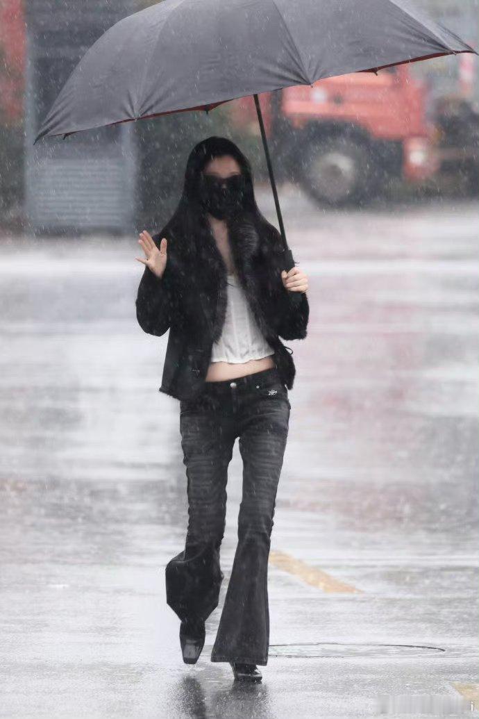 虞书欣白色露腰内搭黑毛领，下雨也不能挡住我们的小虞出神图啊 