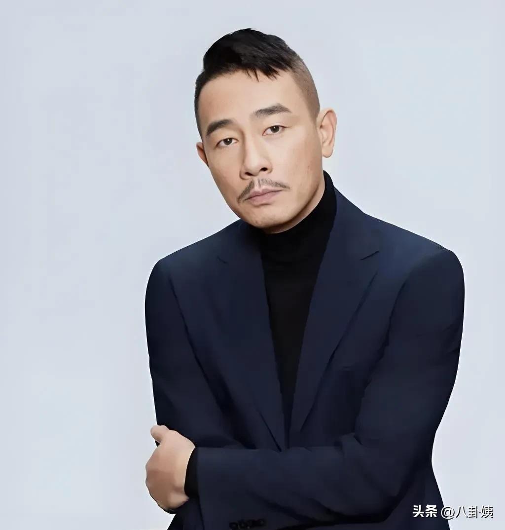 陈小春：虽然现在是大明星了，但对不起自己的亲弟弟。陈小春小时候，一家人生活的非常