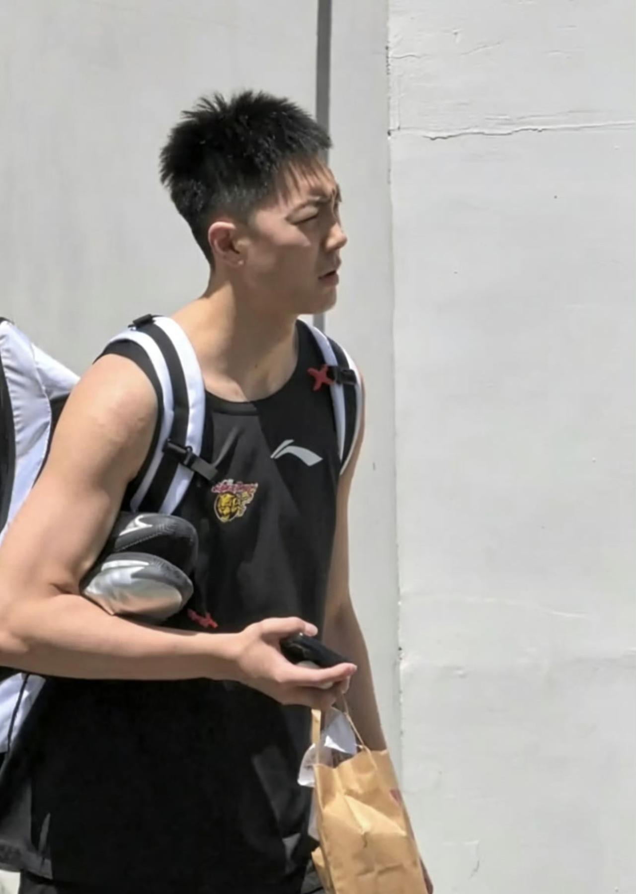 广东东阳光男篮启程前往广州，昨天球队大老板亲自督导训练，再输球那可真的是颜面扫地