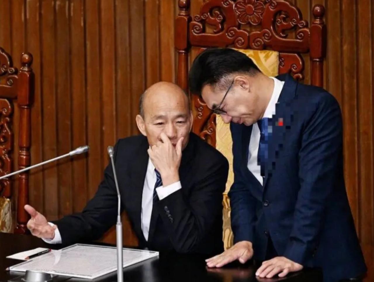 大年夜，韩国瑜跪下了，江启臣跪下了，郑丽文还在撑，但也快半跪着。而跪在最前面的，