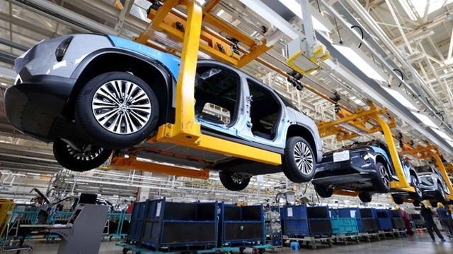 中国新能源汽车产业十年间实现翻天覆地变化。2014年政策引导后，特斯拉上海超级工