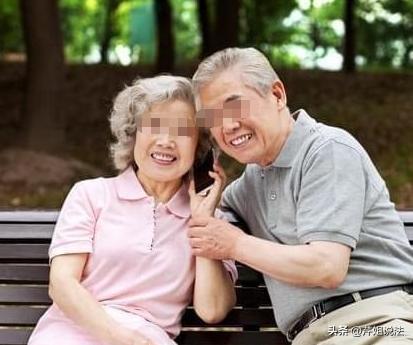 新疆克拉玛依，68岁的王大爷经人介绍认识了小他6岁的董大妈，还给她买了一个124