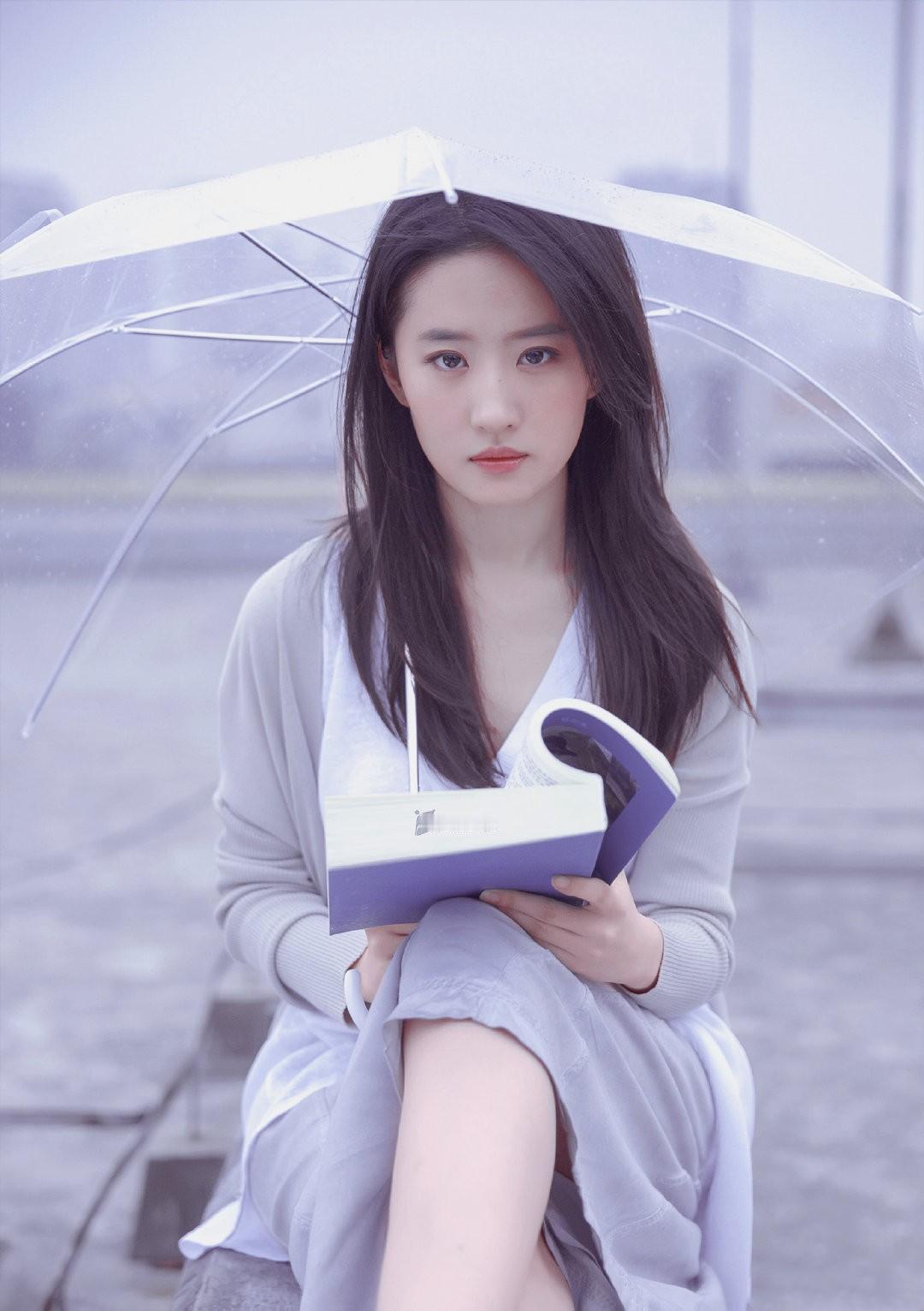 如春水初生，如晓风残月
你的美，是不染尘埃的清冽
请时光再慢些，让目光暂留
这瞬