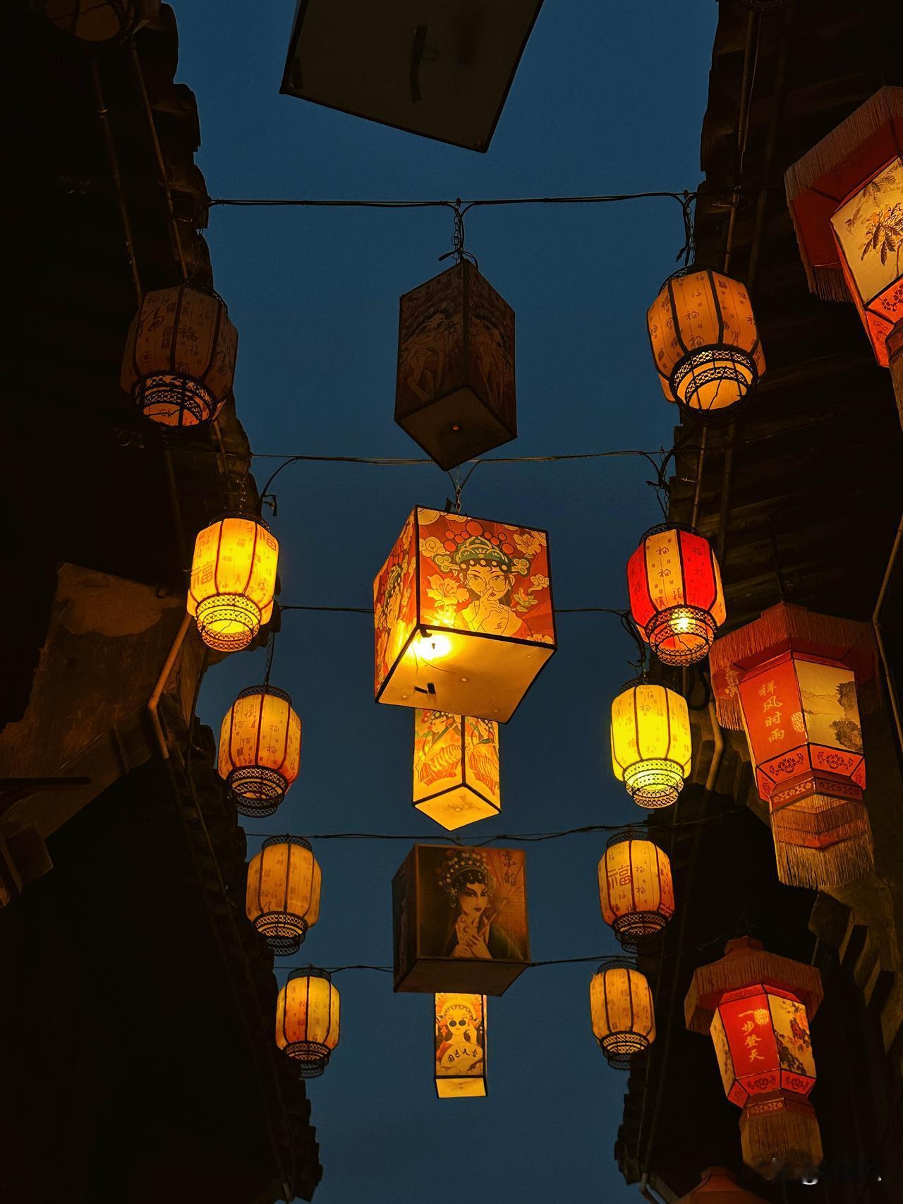 海宁·南关厢历史文化街区的夜


傍晚时分步行前往，抵达时天色未黑，华灯初上，可