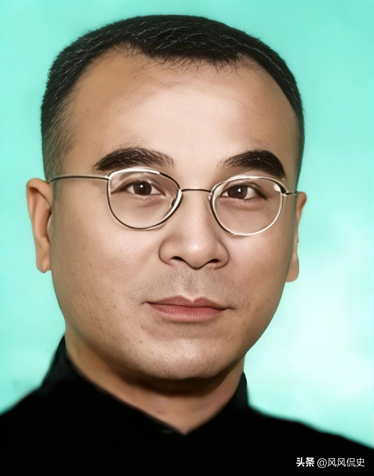 1975年，一个在监狱里关了12年的老头被特赦出狱。

彼时的他垂垂老矣，满身沧