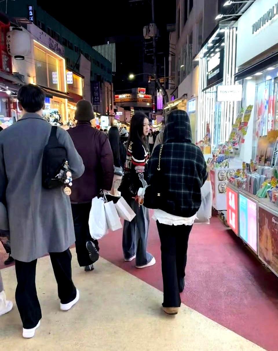 戏里三结三离，戏外首尔过年。
 
陈鹤一推着行李，梁永棋举着相机，曾舜晞在前面带