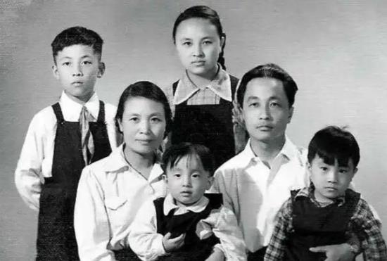 她为爱苦熬50年，发现丈夫背叛的证据后，绝食身亡，可谁料她死后的第二年，丈夫就把