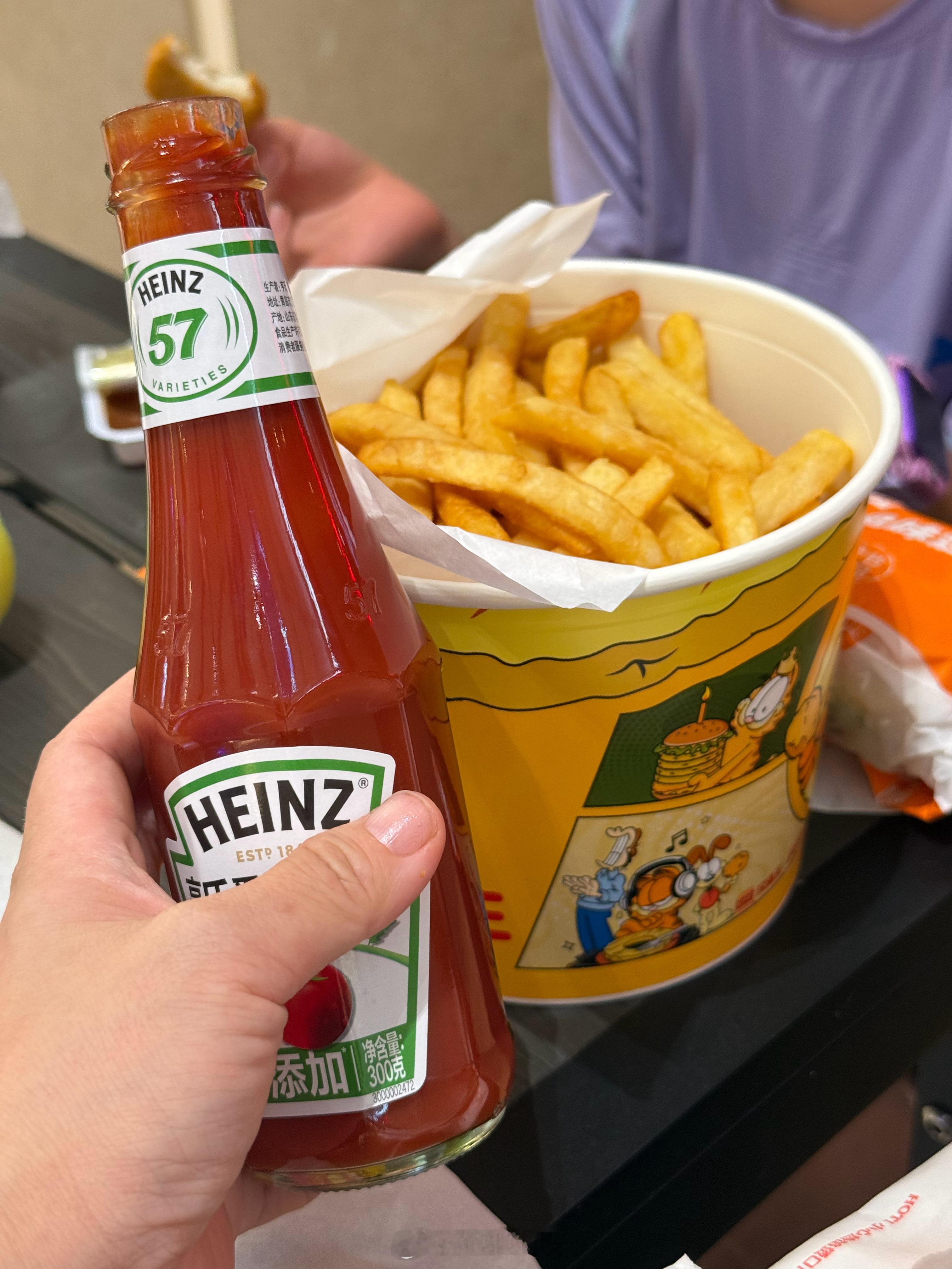 昨天见识了古茗的一块钱冰水~今天就见识了🍔王的大吃一斤！整整一桶薯条，番茄酱都