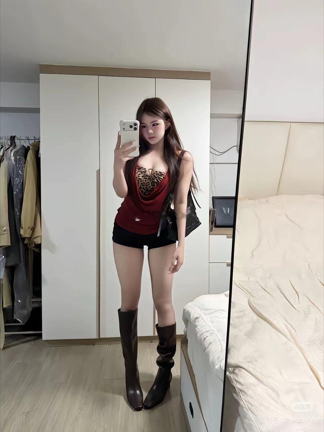 男朋友不喜欢我穿成这样，可是其他衣服都太热了。 