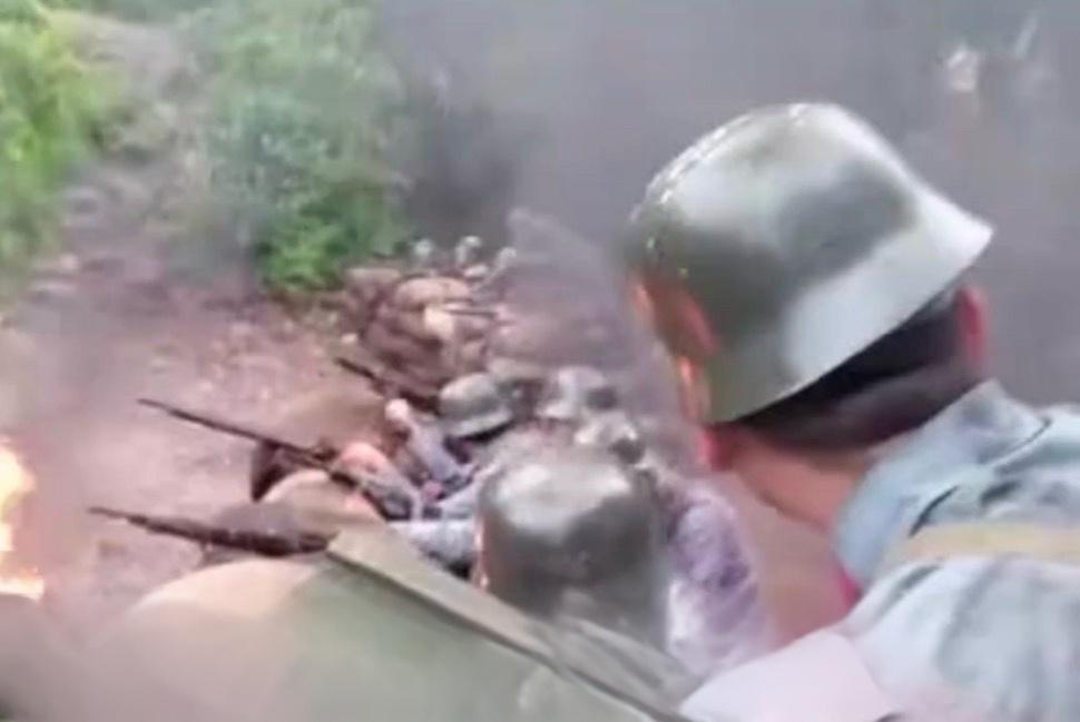 战场诱惑：地上武器为何碰不得

电影里常有这种画面，士兵打光了子弹，看着满地的敌