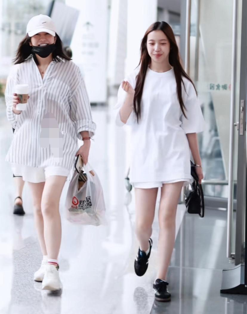 网友机场偶遇小燕子和她女儿小四月。
两个人有说有笑的，很是开心。
小四月看到有人