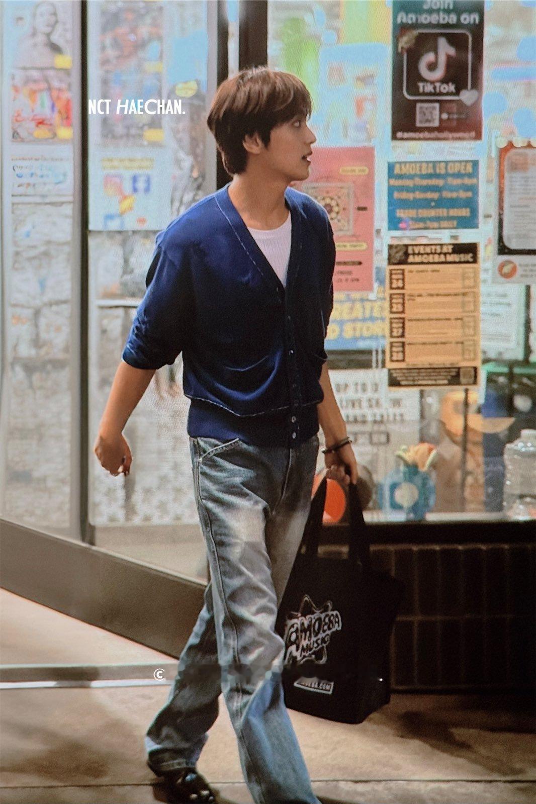 260817©️logo很适合蓝色的咚儿 去了Amoeba Music（LA有名