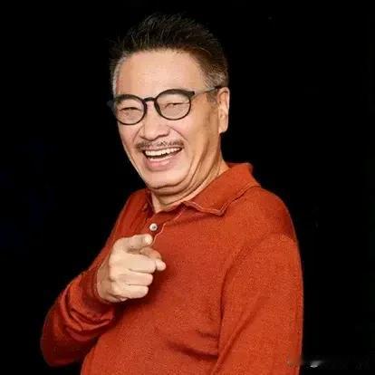 吴孟达走了，周海媚走了，龙婆郑佩佩走了，如今尹仲徐少强也走了

陪伴我们青春的人