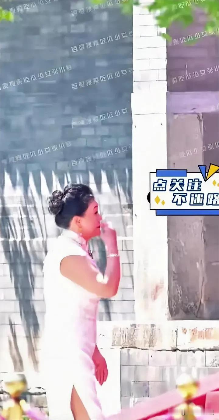 在汪小菲婚礼场外，张兰身着一袭旗袍散步，表情很复杂，神情中藏着半生故事。作为母亲
