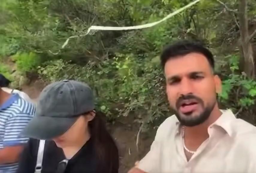 印度游客对于旁边的导游说，中国菜很难吃，导游给他看了印度料理的视频，跟他说看起来