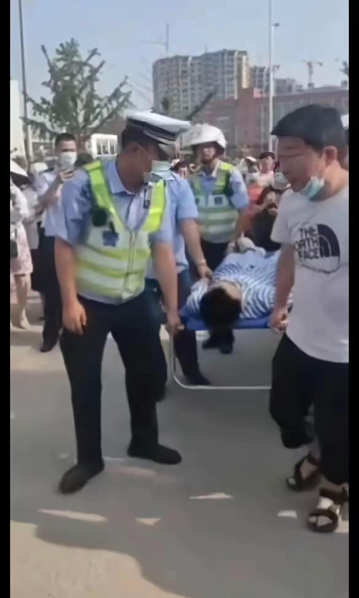 手术完不到10个小时，他被抬进了高考考场。昨天早上，简阳中学考点门口停了一辆救护