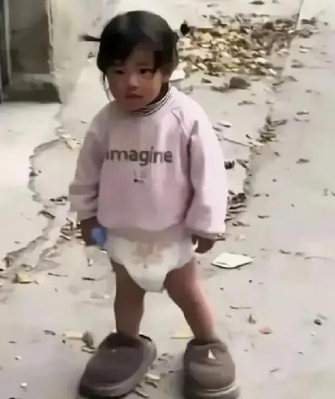 这位河南妈妈偷偷回前夫家探望女儿时，被眼前的一幕击碎了所有理智：4岁的女儿光着两