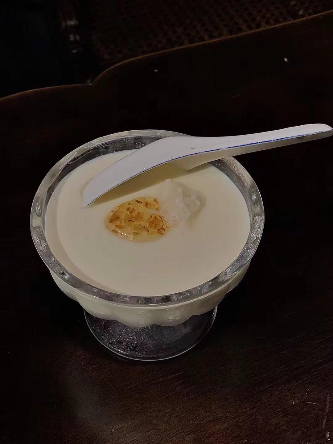 有人说在酒酿里加牛奶，冷藏两小时就会变成奶酪。朋友送的陈皮酒酿，酿至正酣时，加入