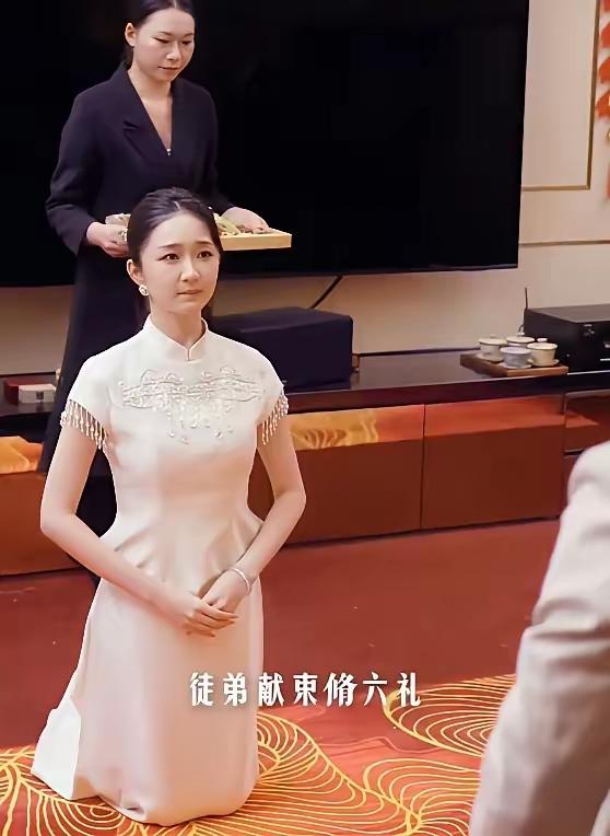 看到这两张照片的时候，我在记忆里搜索，这个师傅到底是谁？感觉比当年赵本山和郭德纲