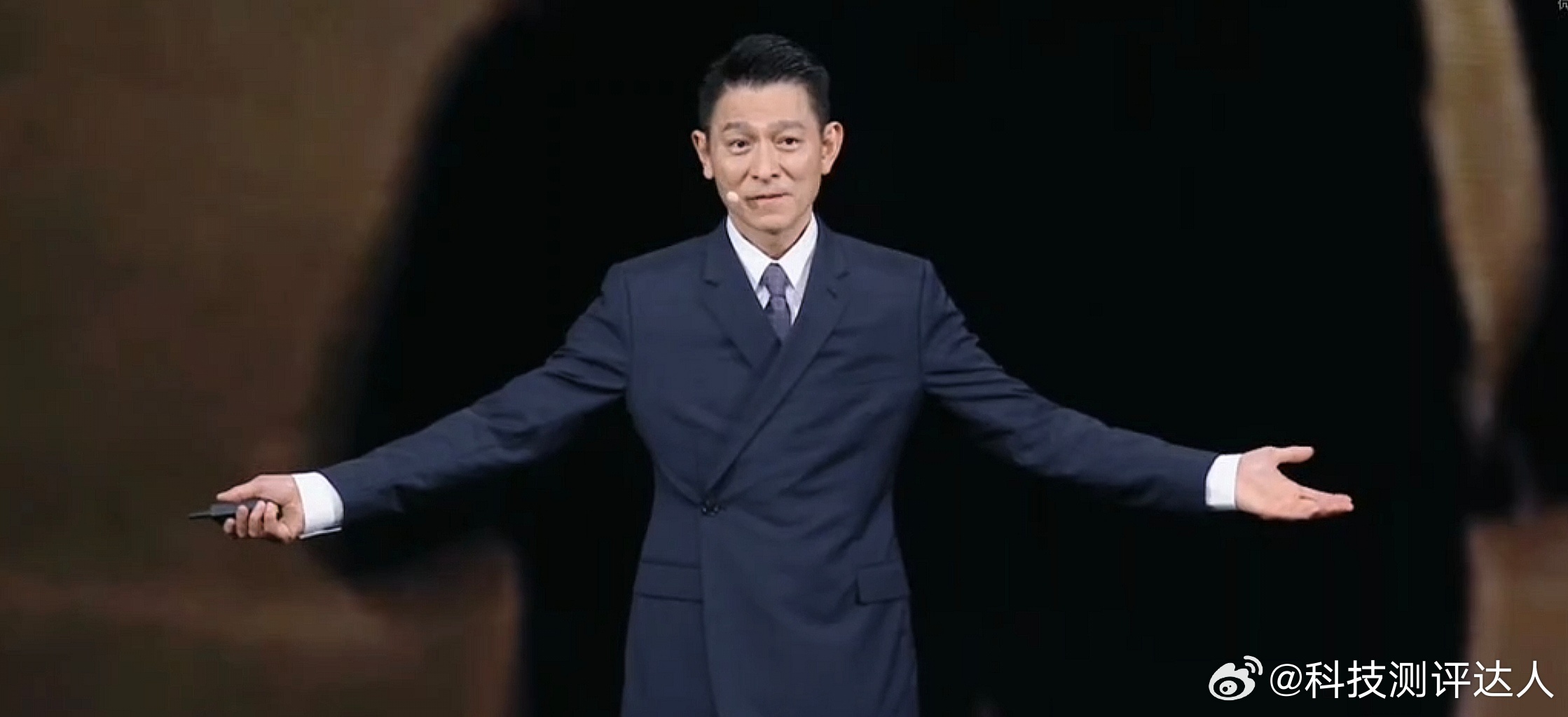 华为新三折叠及全场景新品发布会一看到刘德华就想起那句话“不是天生非凡，而是敢于非