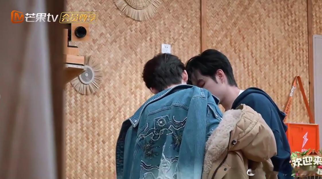 张颜齐内裤分享也大大方方 蘑菇屋的时光总是那么愉快，张颜齐的大方与幽默让人忍俊不