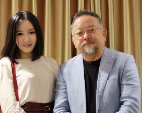 2006年，58岁的王刚三婚娶了小他20岁的郑艳东。新婚之夜，王刚对郑艳东说：“