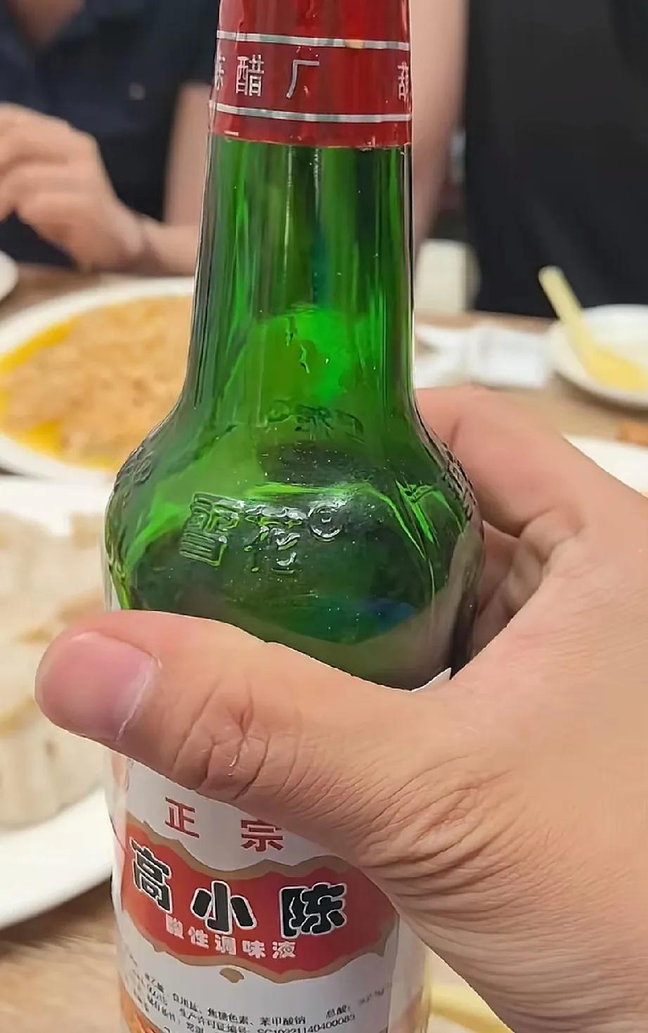 一直以为酒瓶回收之后是返回原厂清洗消毒再使用的
没想到“雪花”瓶也能被用来装醋