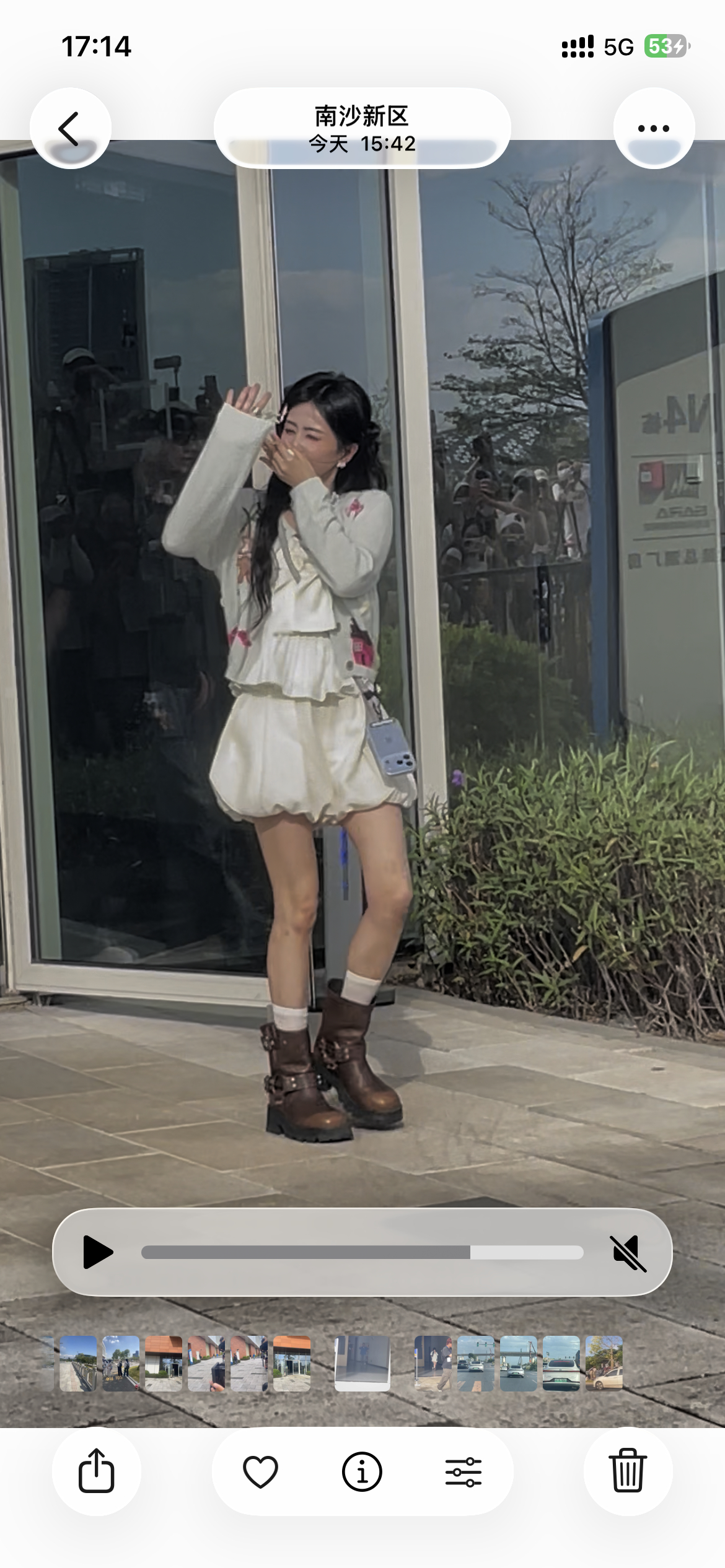 奔跑吧白鹿 即使被大太阳晒到眯眯眼也向四周为她呐喊的每位打招呼🙋顶顶好的​​​