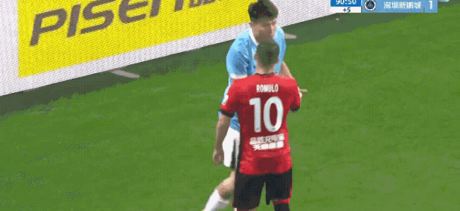 杨一鸣这是和老队友罗慕洛吵了起来，看来双方都没有讲什么情面，直接是发生口角，看来