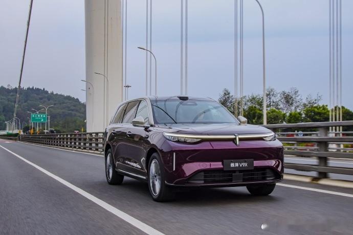 买车为什么一定要有动力冗余 现在大9系SUV市场有个怪现象： 屏幕越多越好，冰箱