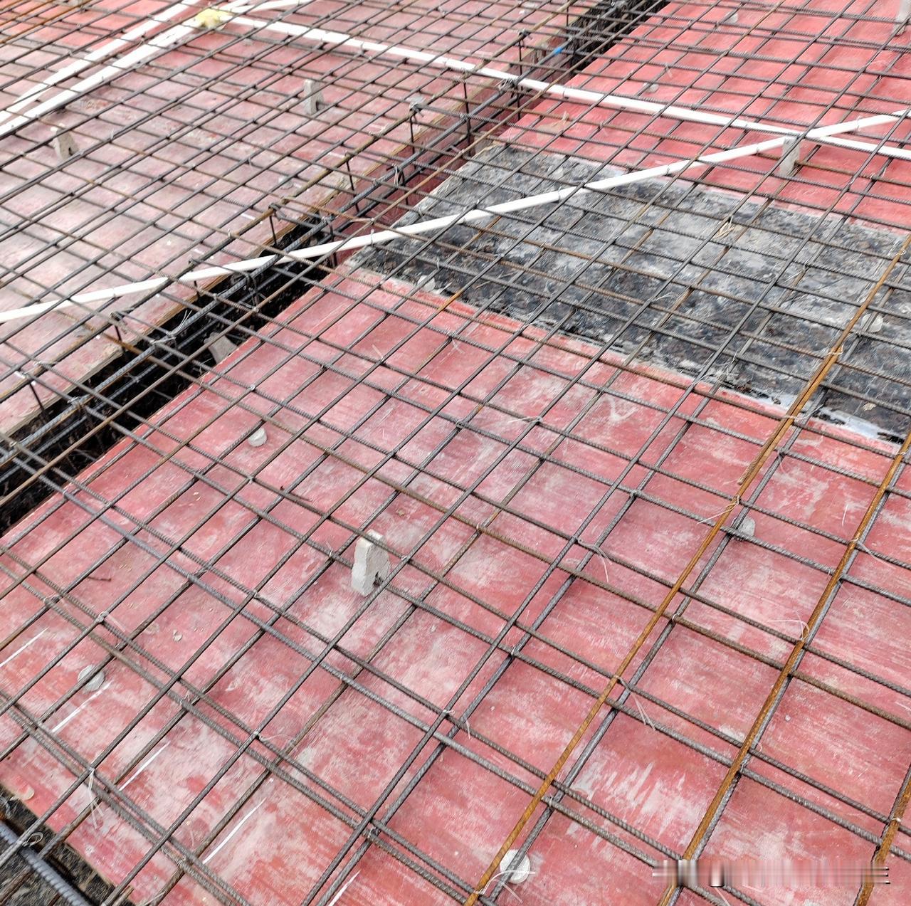 在工地上干钢筋工，绑扎完屋面或者墙板时，二梁或者老板先对照图纸自验一遍。发现哪里